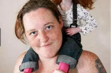 世界上最小的人只有9斤重，英国三岁拇指姑娘(只能穿娃娃装)