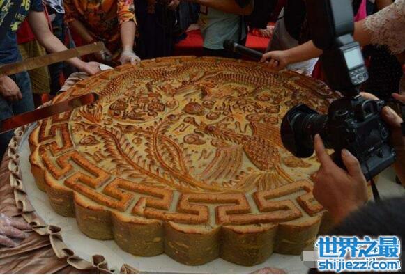 盘点超大月饼图片，成都大月饼可供一万人吃(1.6吨)