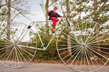 世界上最大的自行车:长12米(拥有超大号3米宽轮子)