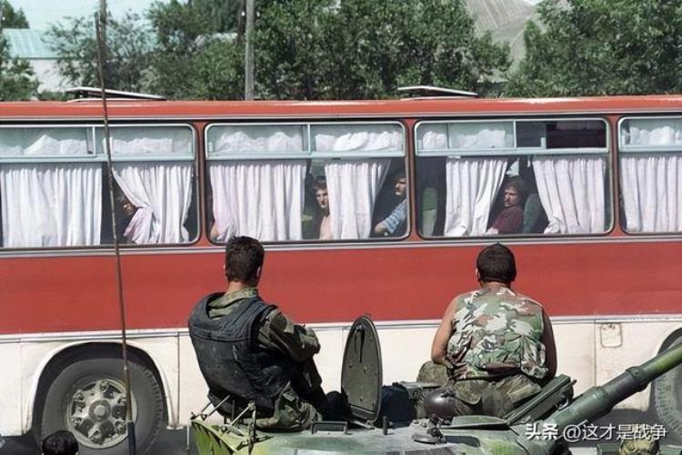 天下奇闻恐怖分子在军队围观下坐着大巴车大摇大摆离去
