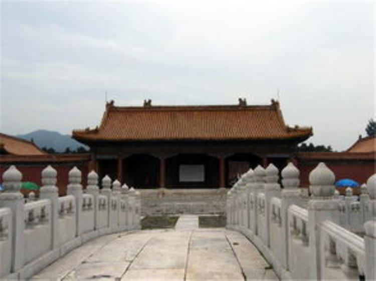 为什么清朝的陵墓是两个地方,雍正皇帝死后的墓地