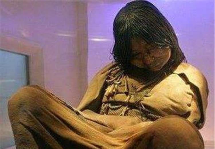 新疆4000年女尸面带微笑专家看完后病入膏肓怎么解释