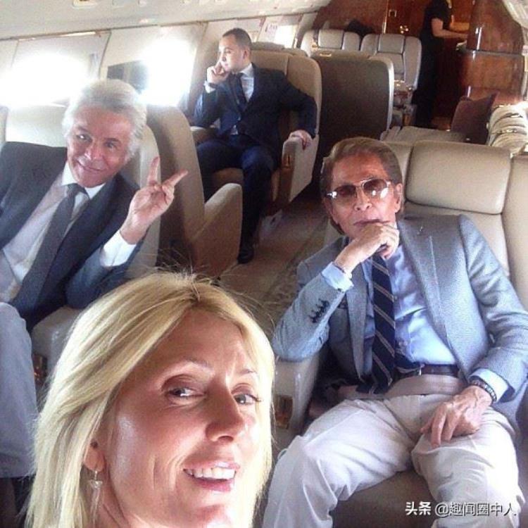 你们竟然认识同坐私人飞机一起度假王室成员和谁关系这么好