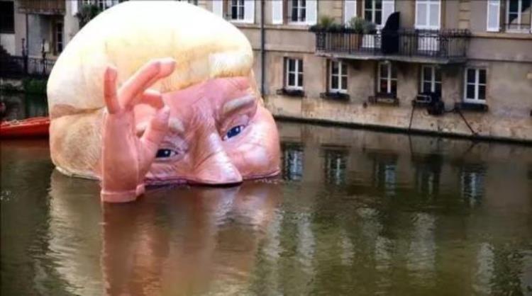 法国艺术家巨型作品震撼亮相特朗普头像半淹在河上手势搞笑