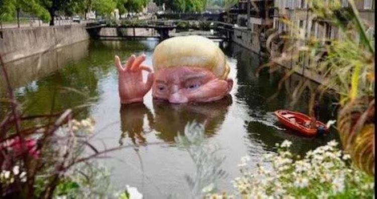 法国艺术家巨型作品震撼亮相特朗普头像半淹在河上手势搞笑