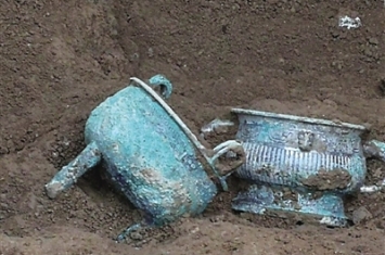 陕西宝鸡旭光墓地出土罕见金制品和青铜器