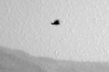 好奇号在火星拍摄到“不明飞行物”，像一只老鹰
