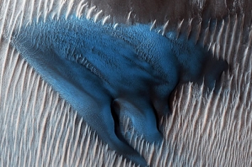 NASA曝光火星干冰层融解，惊现神秘“蓝沙丘”