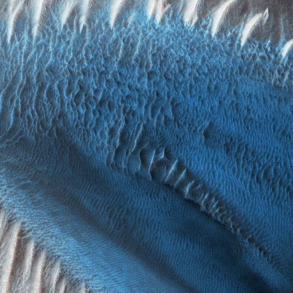 NASA曝光火星干冰层融解，惊现神秘“蓝沙丘”