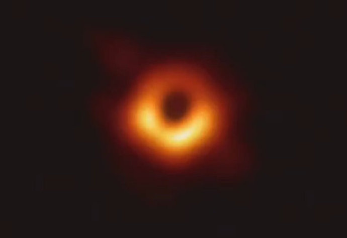 人类首次拍摄到黑洞图像，但为什么“模糊又失焦”？