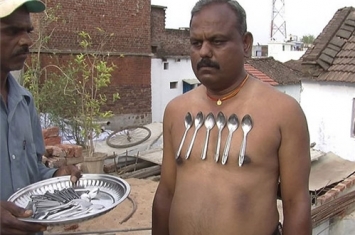印度惊现万磁王 该男子身体自带吸铁石特异功能