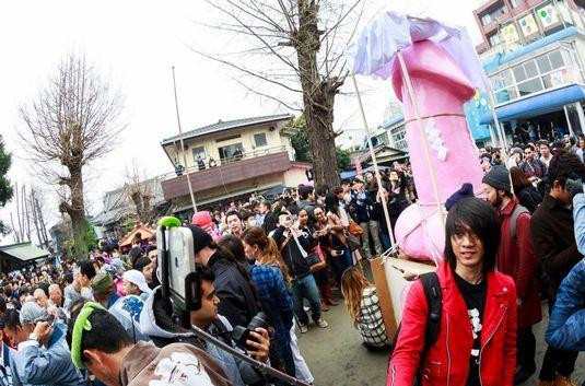 日本奇葩节日“丁丁节” 百人一起举着“丁丁”游街