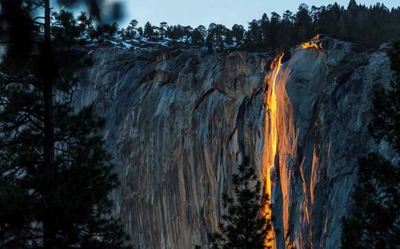 火焰瀑布：美国罕见自然奇观，每年只出现几天时间