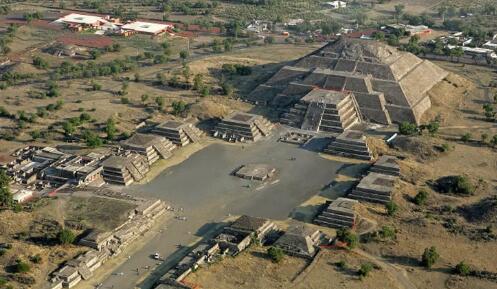 墨西哥太阳金字塔内发现存在于2000年前的绿色面具