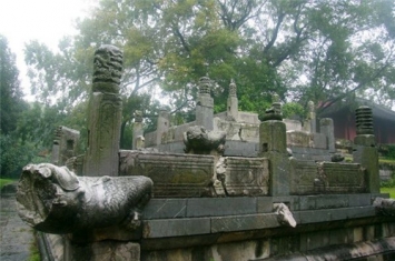 朱元璋墓在哪里，有没有被盗或被考古人员打开挖掘过？