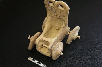 其实在5000年前就有汽车了，考古人员发现王子的汽车玩具
