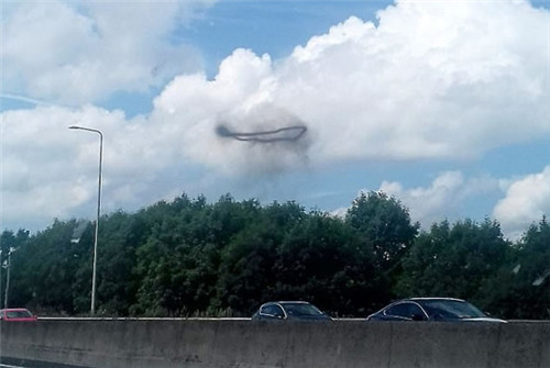 天空惊险神秘黑圈，疑似UFO飞过的痕迹，久久都没散去