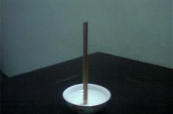 筷子为什么能在有水的碗里立起来，是超自然现象吗？
