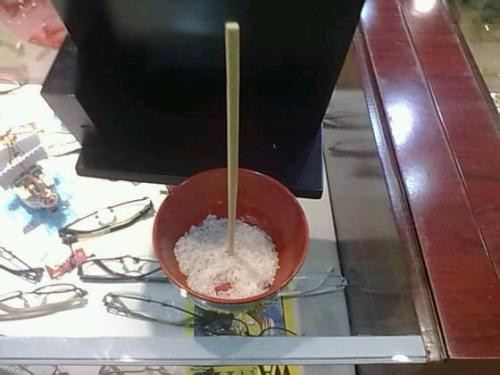 筷子为什么能在有水的碗里立起来，是超自然现象吗？