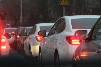 为什么堵车或排队时，总认为另外一边比较快？科学答案