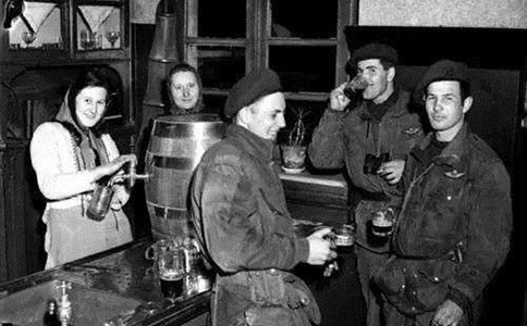 二战时期为什么战士们都喜欢喝酒?