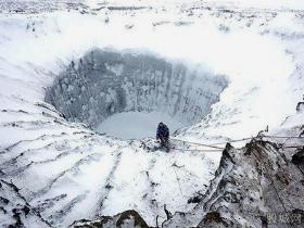 西伯利亚天坑，称为世界末日天坑(80米宽深不见底)