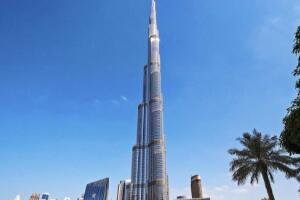 世界上最高的楼，迪拜哈利法塔高达828米(顶端直插云霄)