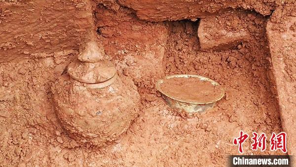 四川德阳一工地发现明代石室墓 出土明代青花碗和谷仓罐