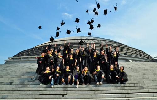 中国最大的毕业照包括了武汉一所学校全部的4000人，有8米长