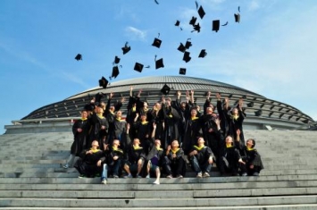 中国最大的毕业照包括了武汉一所学校全部的4000人，有8米长