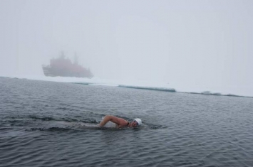 零下1.7℃海水中游20分钟的男子
