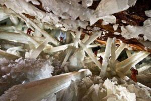 世界上最大的水晶洞穴，墨西哥巨人水晶洞(一根水晶长15米)