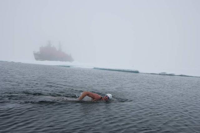 零下1.7℃海水中游20分钟的男子