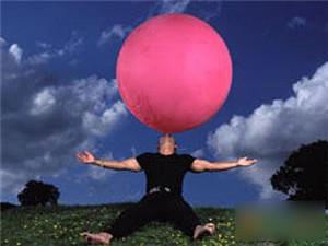 世界上肺活量最大的人在42分钟内吹出了一个直径为2.44米的气球