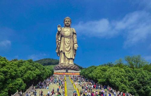 我国最大的露天青铜释迦牟尼佛立像