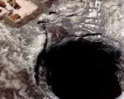 佛罗里达州马尔伯里天坑，采矿废料造成的天坑（深56米）