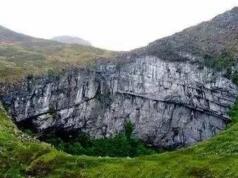 黔南平塘天坑群风景区，世界上最大口径的天坑（1800米）
