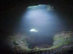 贵州安龙天坑深达250米，坑底世界级美丽的溶洞