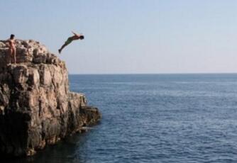 最有观赏性的悬崖跳水，从58米悬崖跳入水中腿骨脱臼
