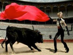 西班牙斗牛比赛视频曝光，28岁小伙被牛刺穿胸部死亡