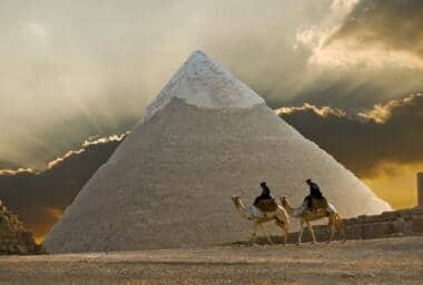 最大古埃及金字塔的建筑奇迹，花20年时间用680万吨巨石