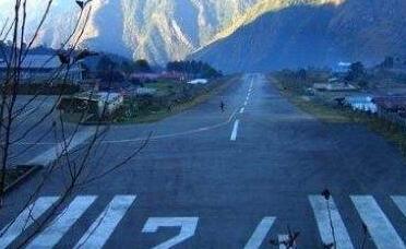 尼泊尔卢卡拉机场,唯一飞机不受控制的机场