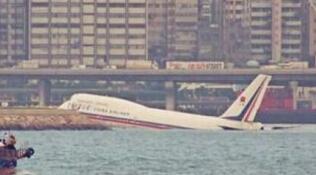 最严重香港启德机场事故,美陆战队飞机坠海致56人死亡