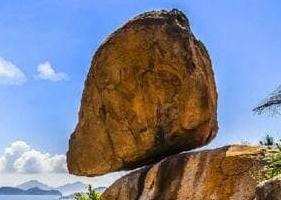 自然界神奇形成的风动石，小身躯支撑200吨的巨石（屹立不倒）