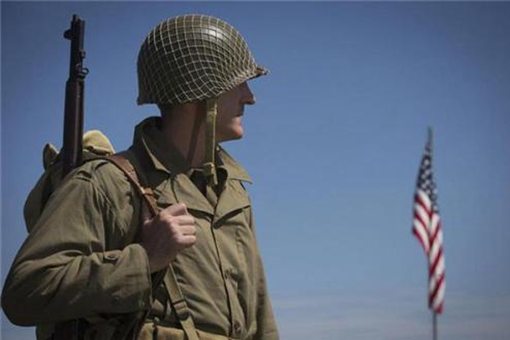 二战时期,士兵头盔上面的网有什么作用?