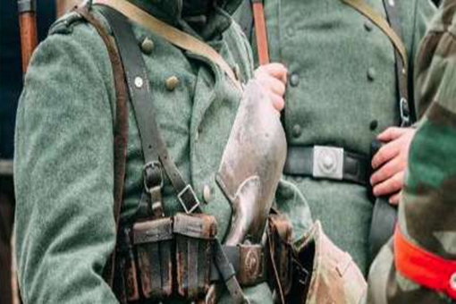 历史上二战时期的美国士兵为什么不系头盔带?原因是什么?