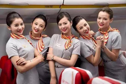 为什么中国的飞机上空姐都是美女而美国的飞机上空姐都是大妈?