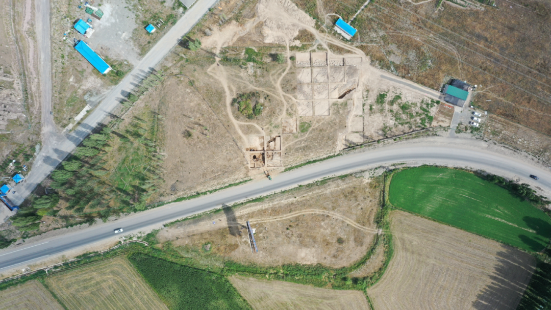 新疆伊犁发现青铜时代大型高等级贵族墓葬