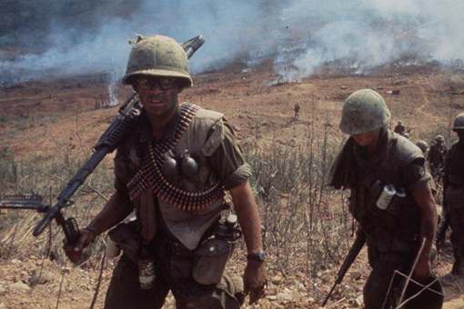 当年美国人在越南战争中,为什么不直接烧山?