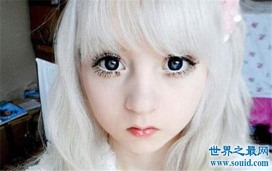 世界上最白的人，大眼睛婴儿肥简直就是个芭比娃娃！